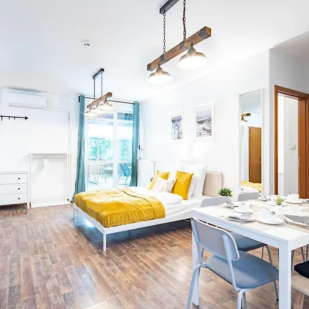 Central - Spacious - Green - Modern 아파트 *