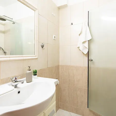 Central - Spacious - Green - Modern Apartament *