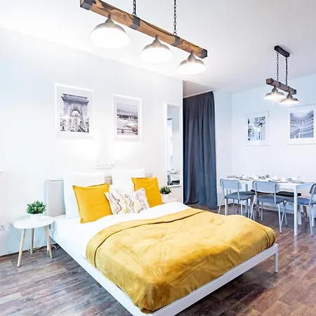 Central - Spacious - Green - Modern Apartament